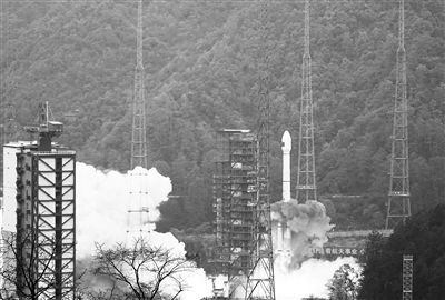 12月26日11时26分，我国在西昌卫星发射中心用新城三号乙运载火箭与远征一号上面级，成功发射第57、58颗北斗导航卫星。新华社发（邱立军摄）