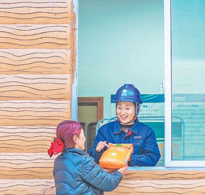 四川省阿坝藏族羌族自治州黑水县知木林镇,驻村工作队队员在爱心超市为村民兑换商品。严易程摄(人民视觉)
